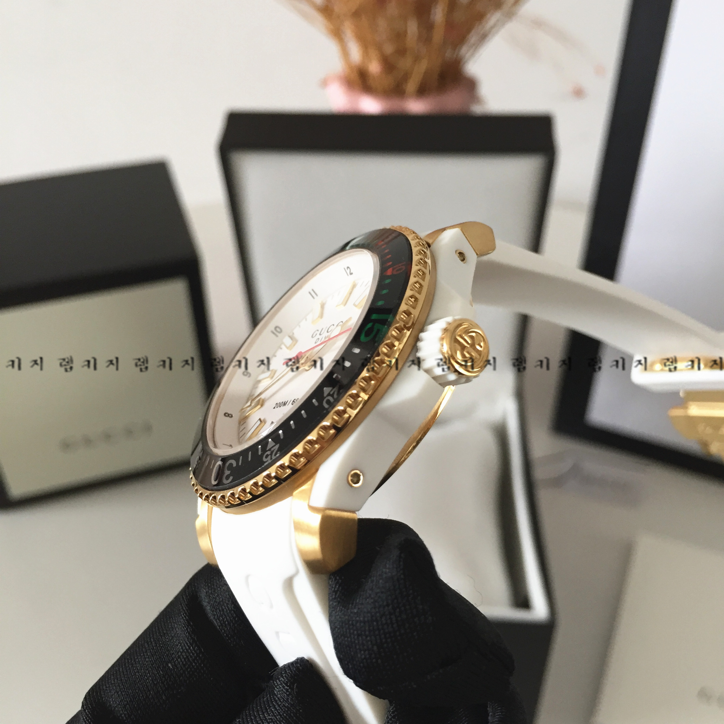 구찌 G 타임리스 다이브 화이트다이얼 우레탄시계